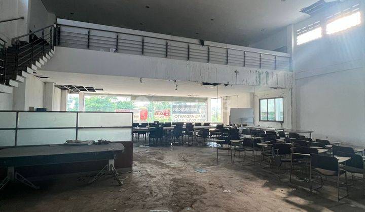 Ruang Usaha Di Jalan Sulawesi. Lokasi Strategis. Cocok Untuk Showroom, Kantor Bank, Resto. Butuh Renovasi. Nego 2