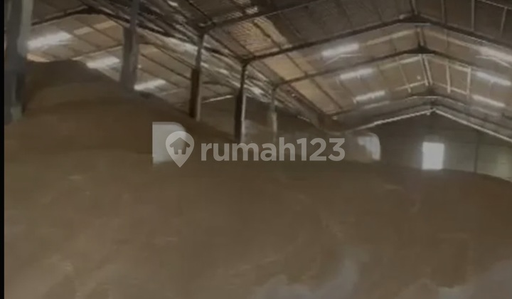 Roomo Manyar Warehouse on Raya Sukomulyo Manyar Gresik. Suitable for bulk fertilizer. Affordable. Negotiable.