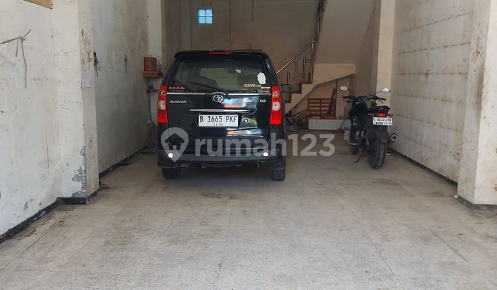 Ruko di Jalan Penghela. 3.5 Lantai. Lokasi Strategis di Area Bisnis. Murah Nego