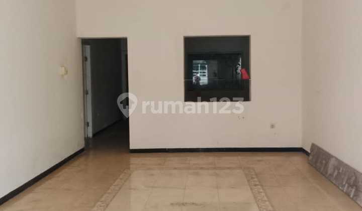 Ruang Usaha Pusat Kota Cocok untuk Cafe, Kantor. Row Jalan 4 Mobil. Murah. Nego 2