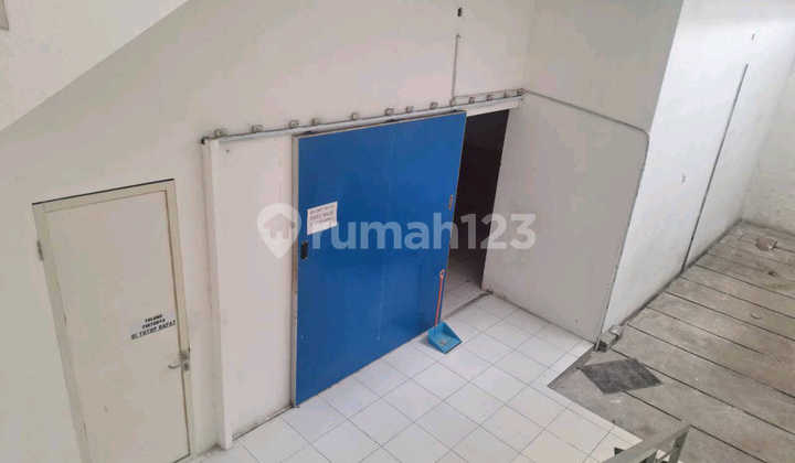 Business Space on Ngagel Jaya Street. Good. Ready to Use. Cheap. Negotiable. Suitable for All Businesses. Strategic Location in the City Center.