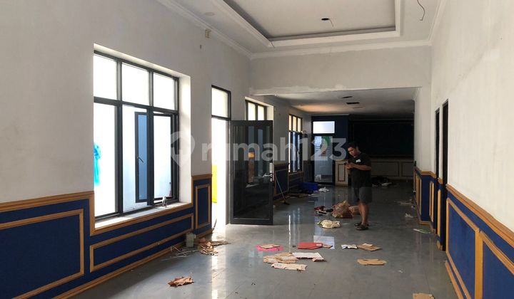 Business Space on Kapuas Street near Raya Darmo. Spacious Parking Lot. Suitable for Restaurant, Office, Clinic. Cheap, Negotiable.