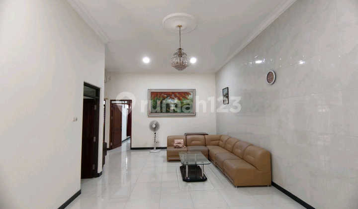 Nice House on South Ngagel Jaya Street. Semi-Furnished, Move-In Ready, Suitable for a Residence. Office. Beauty Clinic. Cheap. Negotiable.