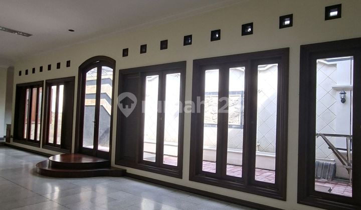 Rumah Bagus Jalan Opak Cocok Untuk Cafe,resto, Klinik, Kantor. Murah. Nego. Dekat Tunjungan Plaza. Area Cafe Kekinian. Lokasi Strategis