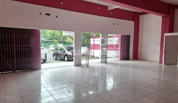 Business Space on Ngagel Jaya Street. Good. Ready to Use. Cheap. Negotiable. Suitable for All Businesses. Strategic Location in the City Center.