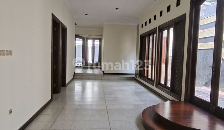 Rumah Bagus Jalan Opak Cocok Untuk Cafe,resto, Klinik, Kantor. Murah. Nego. Dekat Tunjungan Plaza. Area Cafe Kekinian. Lokasi Strategis