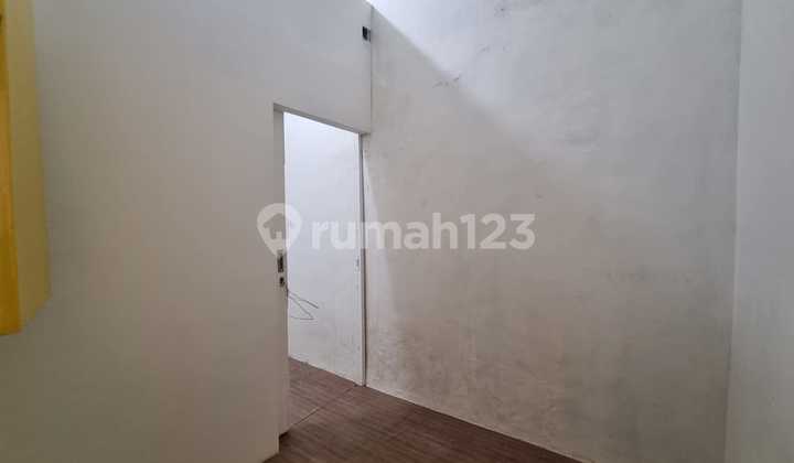 Kios for Sale at Villa Melati Mas, Suitable for Business Near Efata School, North Serpong.