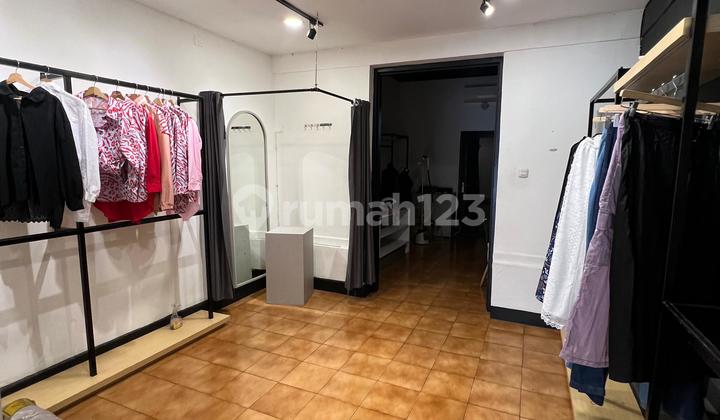 Ruang Usaha Disewa Minimalis Strategis di Sayap Riau, Bandung