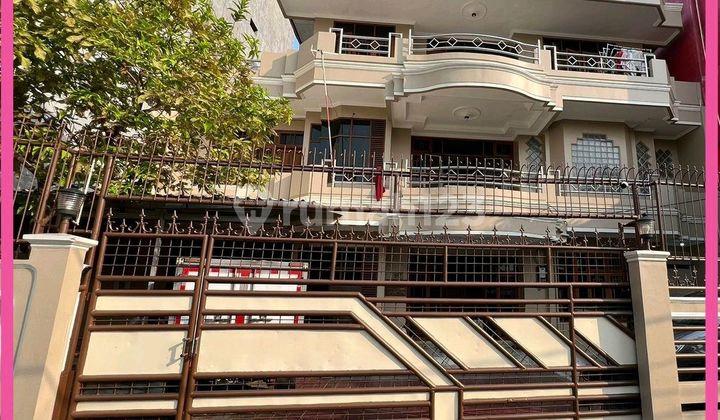 For Sale House and Land in Kemayoran. Land Area 1047m2. Building Area 700m2. Certificate of Ownership. For Sale House and Land in Kemayoran. Land Area 1047m2. Building Area 700m2. Certificate of Ownership.