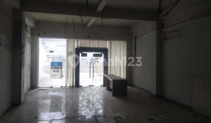 Strategic shop house for sale on the main road — location very close to Tanjung Priok Port. Former BRI bank building, suitable for branch offices, showrooms, clinics, minimarkets, or logistics businesses. 2