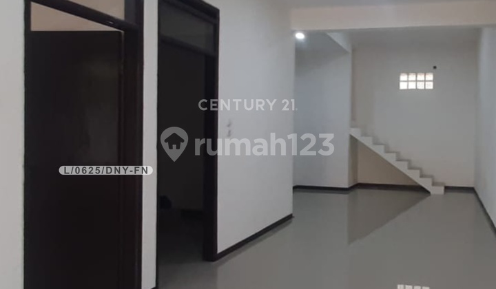 Rumah Dengan Lokasi Strategis Di Taman Holis Indah Bandung 1