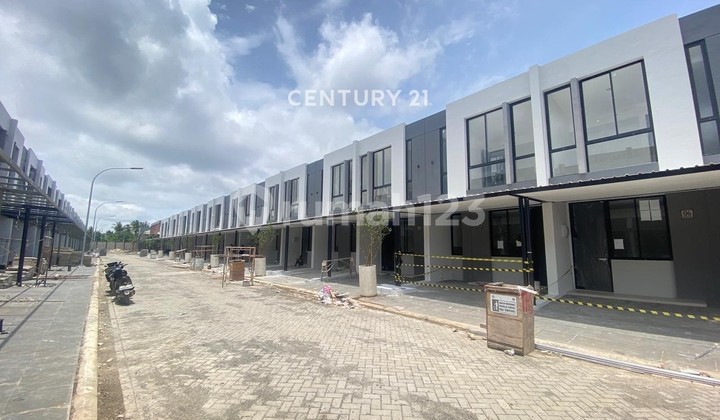 Comfortable 2-Story House Strategically Located in Pasadena Hills Pik 2 Tangerang