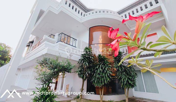 Experience Timeless Elegance Own A Luxurious Old Money Mansion In Gatsu, Denpasar 2