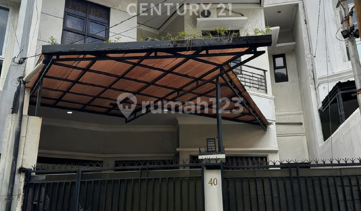 Investasi Aman Rumah Kos 3 Lantai di Jl Halmahera Semarang 1