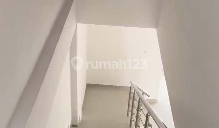 Ruko 3 Lantai. Kondisi Baru, Dekat Pelabuhan Semarang 2