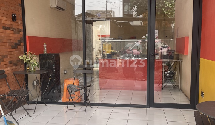 Rumah Tinggal Mungil Dan Nempel Ruang Usaha Kuliner Di Cilandak 