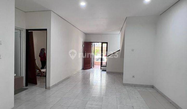 Rumah 2 Lantai Siap Huni Unfurnished SHM di Emerald Town House  1