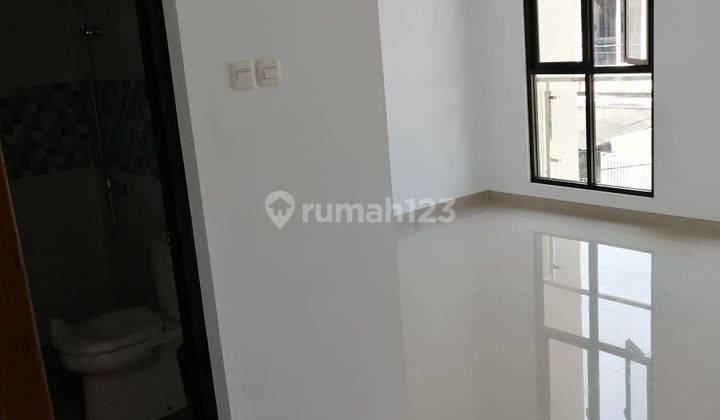 Dijual Rumah Taman Ratu 3 Lantai Shm Bagus 2