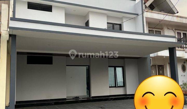 Cool, luxurious and cool house for sale in the Lippo Cikarang industrial area.  Ready to Occupy.  Everything has been renovated. 1