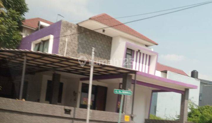 Luxurious, cool and nice. The house in the  Lippo Cikarang area has 4 bedrooms .  Can live in immediately. 1