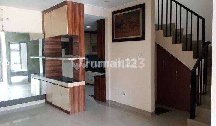 Luxurious, cool and nice. The house in the  Lippo Cikarang area has 4 bedrooms .  Can live in immediately. 2