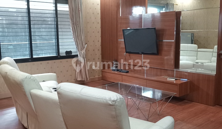 Beautiful View Cool Luxx House, Perfect for Living, Features a Swimming Pool.