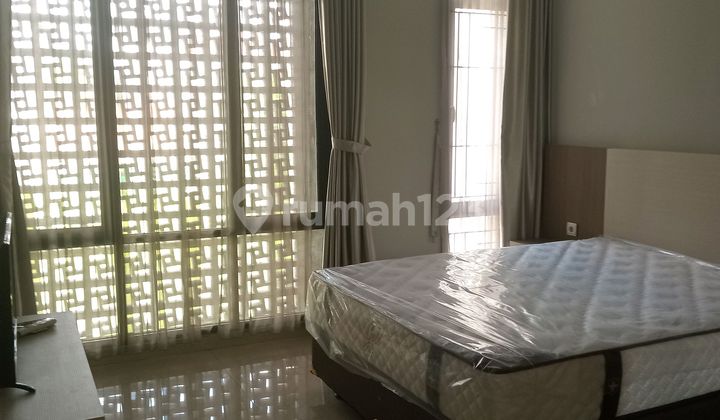 2-Story House in Lippo Cikarang, Cikarang for Sale. The house is located in a serene area. This 2-story property is situated in an easily accessible neighborhood. Details are as follows: - Bedrooms: 3 - Bathrooms: 4 - Certificate: SHM - Certificate of Ownership 2