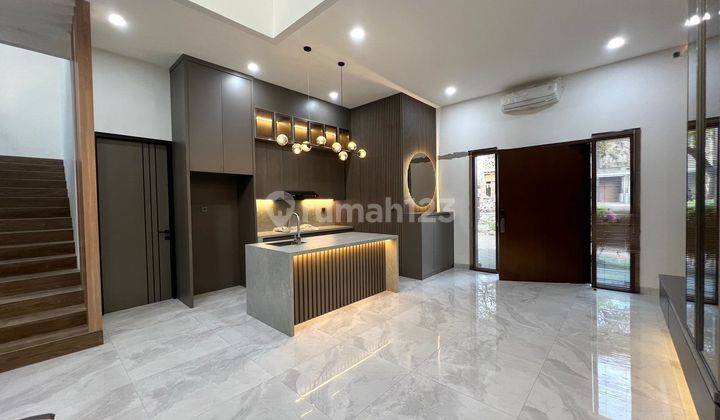 Cool Luxurious And Nice House With  Beautiful Design And Equipped With Full Furnishings With A Luxurious And Modern Design, Can To Move In... In The Lippo Cikarang. 2