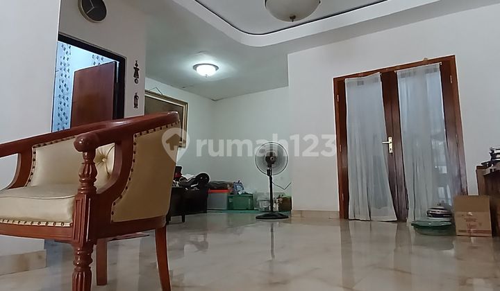 Beautiful, well-maintained ready-to-occupy house in West Pejaten. Strategic location near Mampang Kuningan and Tb Simatupang toll road. 2