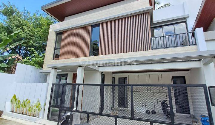 Rumah Kontemporer Elegan Dekat Mall Plaza Ambarrukmo