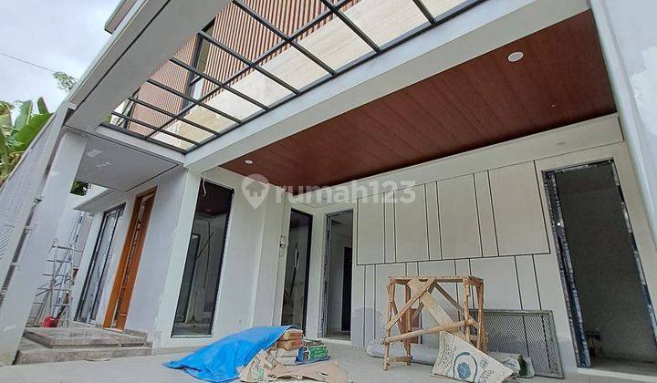 Rumah Kontemporer Elegan Dekat Mall Plaza Ambarrukmo
