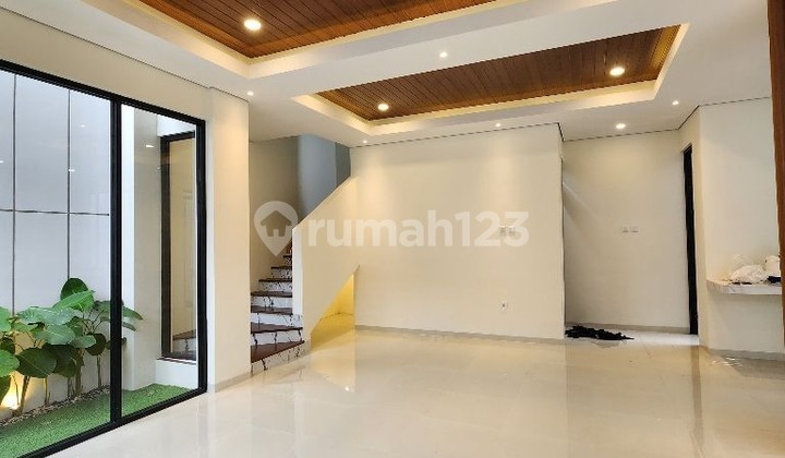 Rumah Kontemporer Elegan Dekat Mall Plaza Ambarrukmo