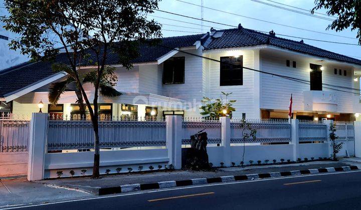 Rumah Modern Klasik Strategis Pinggir Jalan Raya di Umbulharjo 1