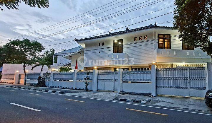 Rumah Modern Klasik Strategis Pinggir Jalan Raya di Umbulharjo 2