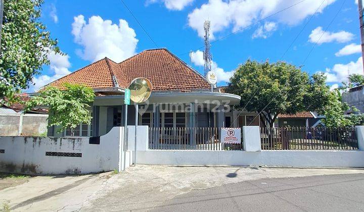 Rumah Dengan Halaman Super Luas Strategis Dekat Taman Sari  1