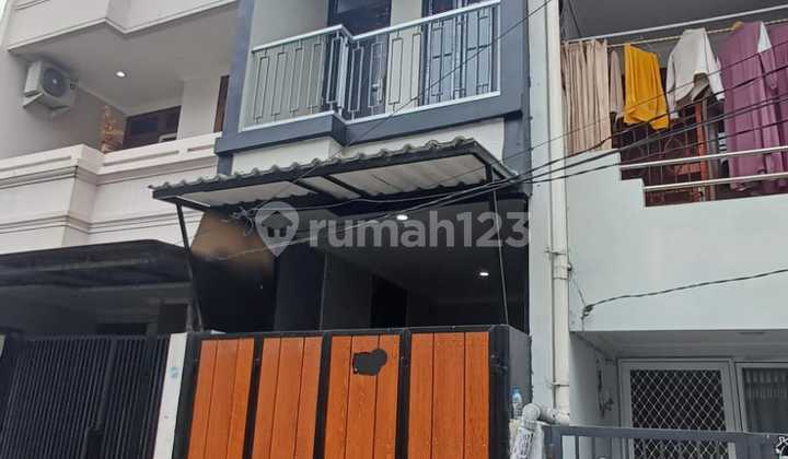 DIJUAL Rumah Kost di Tanjung Duren Luas 2.6 x 15 ROI 10% 