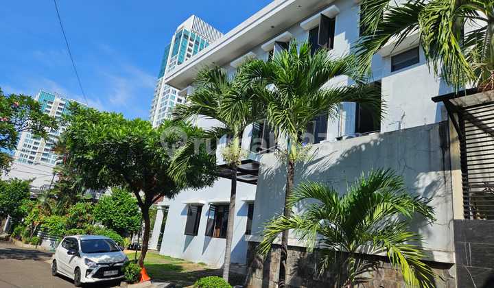DISEWA Rumah di Jl. Janur Kelapa Gading Luas 239 m2 Hoek 2
