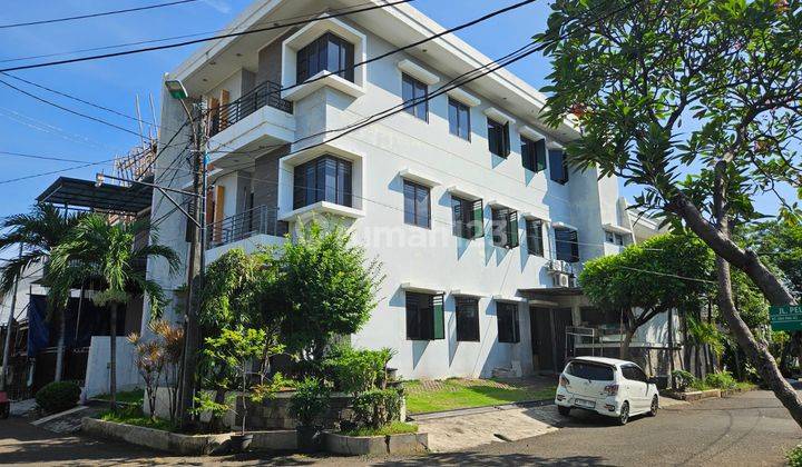 DISEWA Rumah di Jl. Janur Kelapa Gading Luas 239 m2 Hoek 1