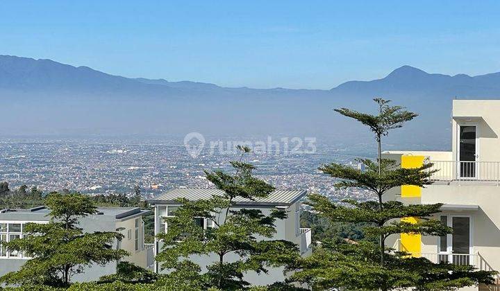 Rumah 3 lt, strategis, minimalis modern,ada kolam renang&jacuzzi 10