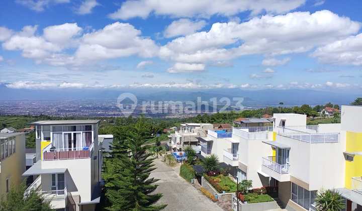 Strategis akses jalan besar rumah 3 lantai  shm view keren 19