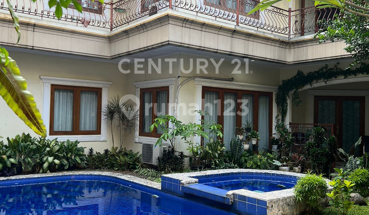 Lingkungan Nyaman Rumah Mewah Dengan Kolam Renang Di Ampera