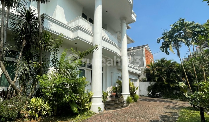 Dekat Tol Desari Rumah Mewah Kolam Renang di Pondok Labu Dekat Tol Desari Rumah Mewah Kolam Renang di Pondok Labu