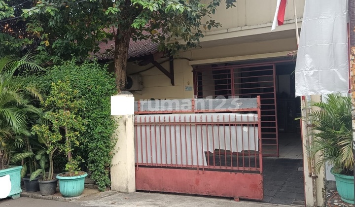 SPACIOUS 5 BEDROOM HOUSE WITH GARAGE IN MATRAMAN AREA, EAST JAKARTA 2