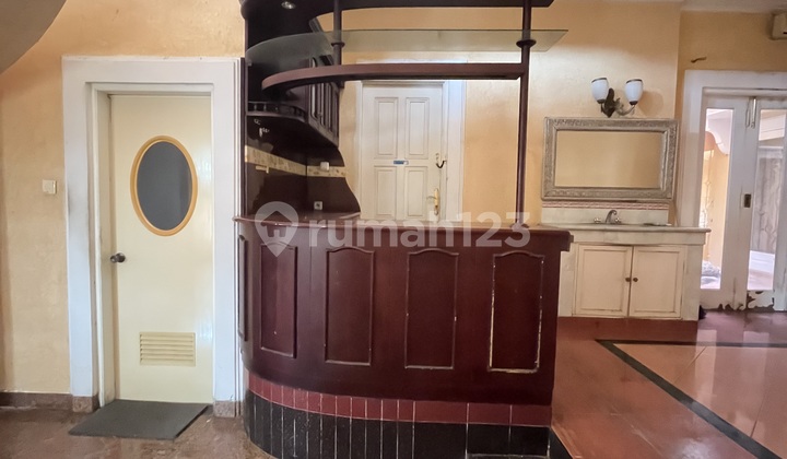 Rumah Mewah Bergaya Eropa Classic di Renon 2