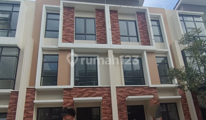 For Sale 3-Storey House Allogio Gading Serpong Southeast Facing - SHM, 2.1M Negotiable