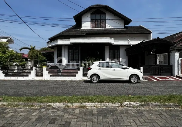 Dijual Rumah Besar Posisi Hook dengan Halaman Luas 2