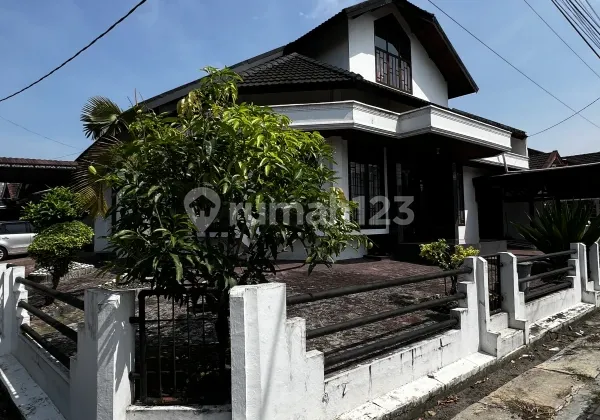 Dijual Rumah Besar Posisi Hook dengan Halaman Luas 1