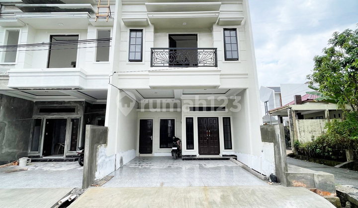 Rumah komplek baru ukuran besar di daerah Ringroad - Setia budi