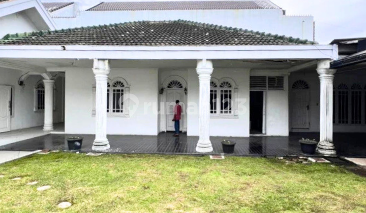 Dijual Rumah dengan Halaman Luas Siap Renovasi Usaha 2