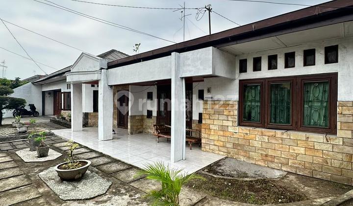 Large House in Matsum City Near the City Icon of the Grand Mosque of Medan 2